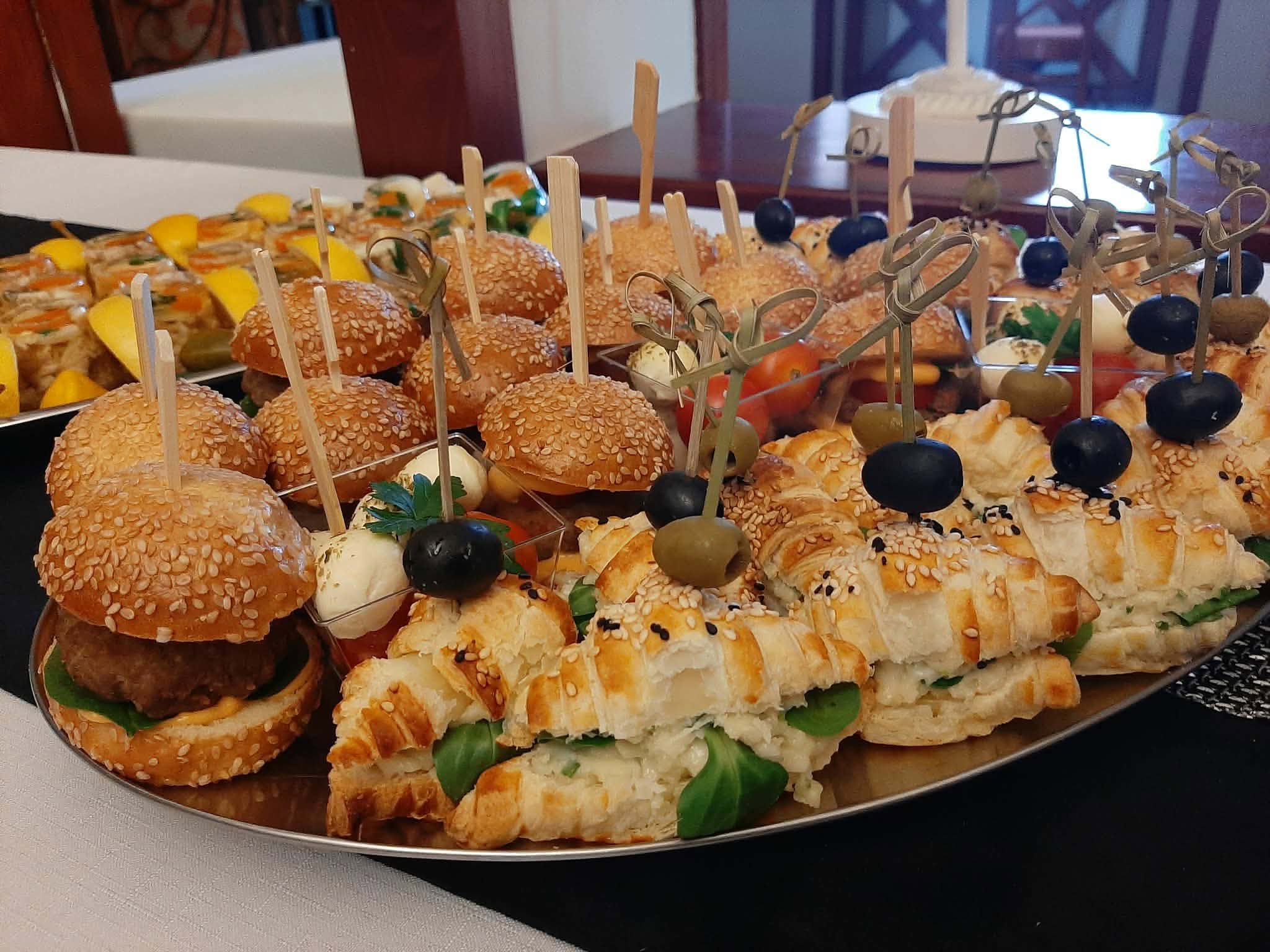Przekąski i mini burgery przygotowane przez La Mirage
